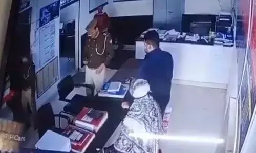 Aligarh News: थाने आई महिला के सिर में लगी गोली, दारोगा की पिस्टल से चली-देखें वीडियो
