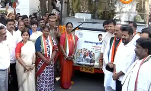 Telangana: कांग्रेस की सरकार बनते ही महिलाओं के लिए मुफ्त यात्रा शुरू, विधानसभा चुनावों में की गई छह में से दो गारंटियां शुरू