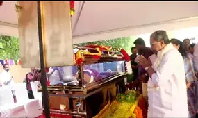 Actress Leelavathi Tribute: कर्नाटक के मुख्यमंत्री सिद्दारमैया ने कन्नड़ अभिनेत्री लीलावती को दी अंतिम श्रद्धांजलि...