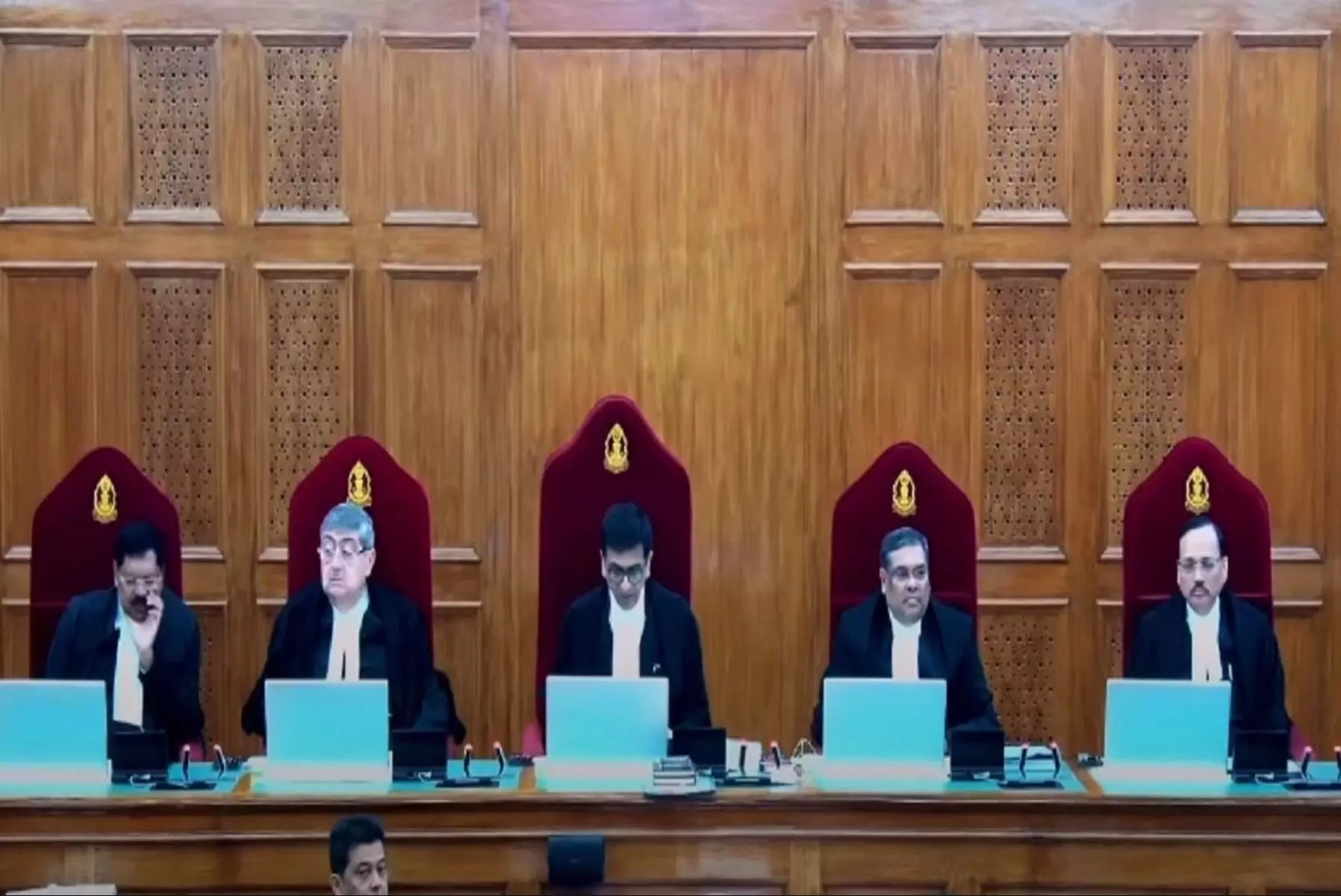 Article 370 Verdict: सुप्रीम कोर्ट ने केंद्र सरकार के फैसले पर लगाई मुहर, कहा - आर्टिकल 370 हटाना वैध