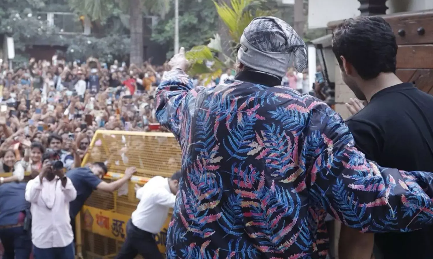 Amitabh Bachchan: जलसा में संडे दर्शन के लिए अमिताभ बच्चन के साथ अगस्त्य नंदा भी हुए शामिल