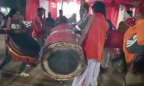 CG-मुख्यमंत्री के गृह गाँव बगिया में उत्सव का माहौल, आतिशबाजी कर क्षेत्रवासी कर रहे अपनी खुशियों का इजहार