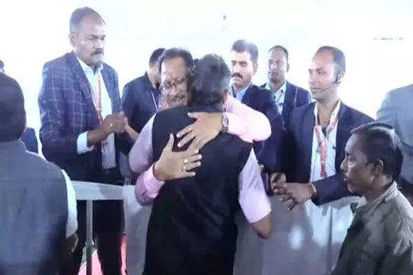 CM Vishnudeo Sai: जब मुख्यमंत्री ने अपने बाल सखा को लगाया गले...