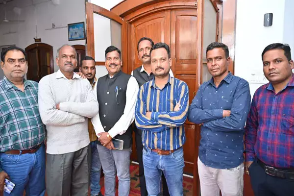 पंडित जी ने विष्णुदेव साय को दिया था CM बनने का आशीर्वाद, खबर मिलते ही गांव से 500 लोग पहुंचे मिलने | New CM of Chhattisgarh Vishnu Deo Sai पंडित जी ने विष्णुदेव साय को दिया था CM बनने का आशीर्वाद, खबर मिलते ही गांव से 500 लोग पहुंचे मिलने | New CM of Chhattisgarh Vishnu Deo Sai