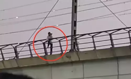 Delhi NCR News: दिल्ली मेट्रो के ट्रैक से कूदने जा रही थी लड़की, पुलिस ने ऐसे बचाई जान- देखें VIDEO