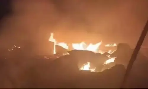 Jharkhand News: रांची के सब्जी मंडी बाजार में मंगलवार देर रात भीषण आग लगी, मौके पर दमकल गाड़ियां मौजूद