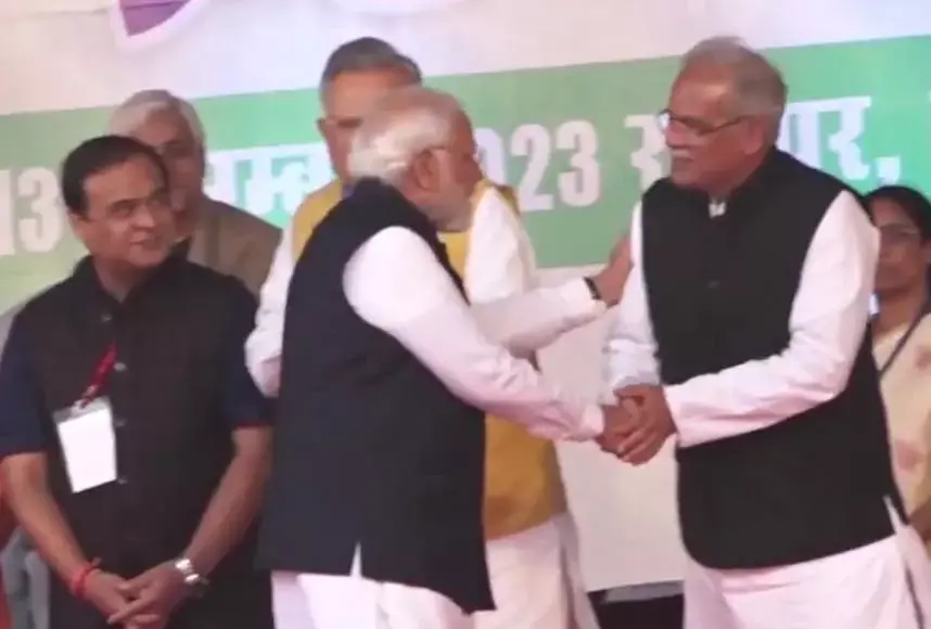 Swearing in of CG CM Vishnu: मंच पर मिले मोदी और बघेल: जानिए..शपथ ग्रहण समारोह में पूर्व सीएम से क्‍या कहा पीएम मोदी ने...