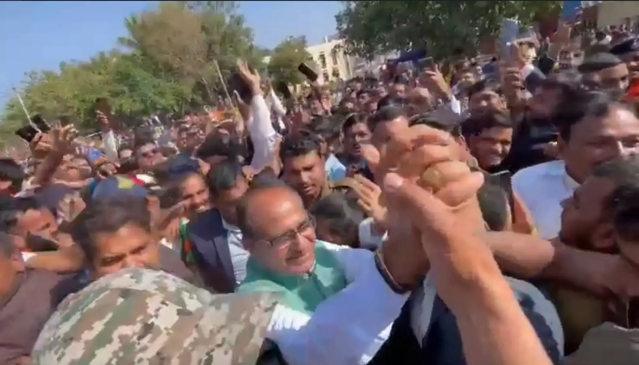 Shivraj Singh Chouhan: शिवराज को घेरकर खड़ी हो गई जनता, मामा-मामा बोलकर रो पड़े कार्यकर्ता