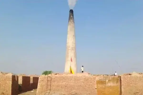 Bengal News: ईंट भट्टे की चिमनी ढहने से तीन की मौत, 35 घायल