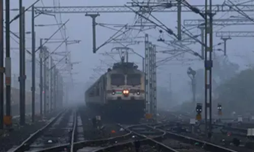 Bihar News : ठंड के मौसम में ‘फॉग सेफ डिवाइस‘ से युक्त होंगी पूर्व मध्य रेलवे की सभी ट्रेनें