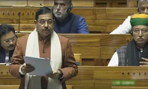 Parliament Security Breach: सुरक्षा में चूक पर लोकसभा में हंगामा जारी, पांच सांसदों को पूरे सत्र के लिए किया गया सस्पेंड