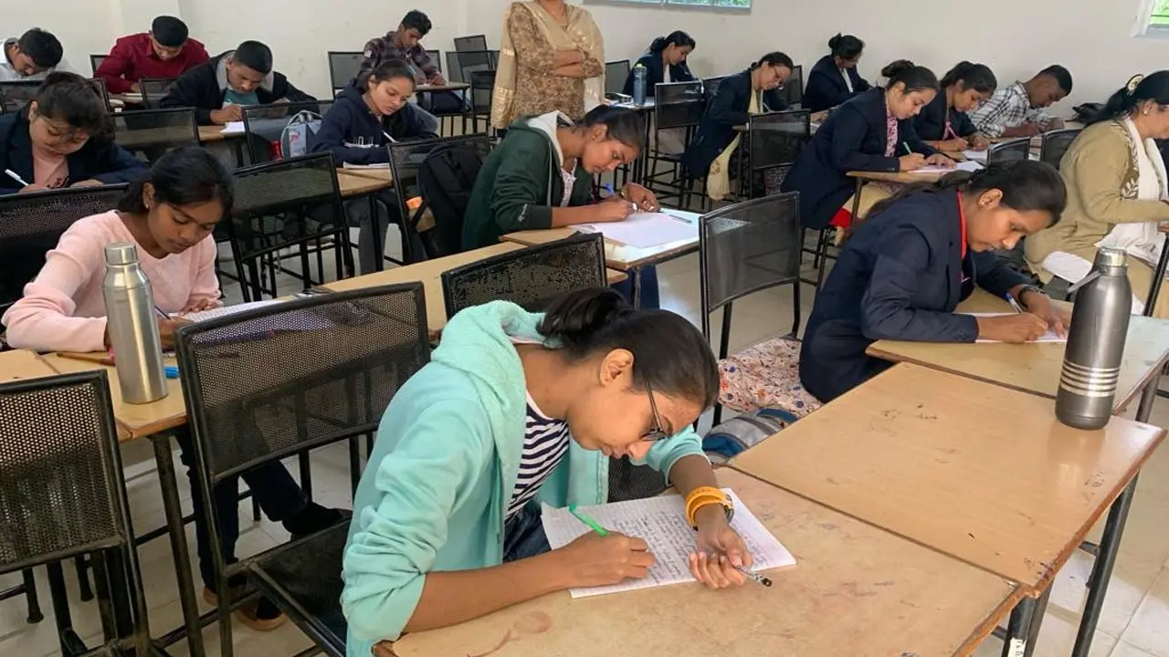 Pt. Harishankar Shukla Memorial College: पं. हरिशंकर शुक्ल स्मृति महाविद्यालय में अतिथि व्याख्यान एवं निबंध लेखन प्रतियोगिता का आयोजन...