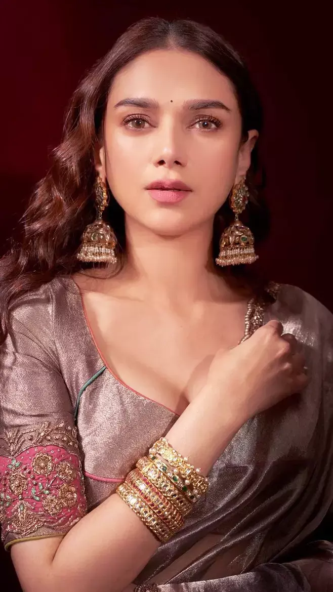 लहंगा पहन अदिति राव हैदरी ने कराया सिजलिंग फोटोशूट, एक्ट्रेस की खूबसूरती देख फिदा हुए फैंस