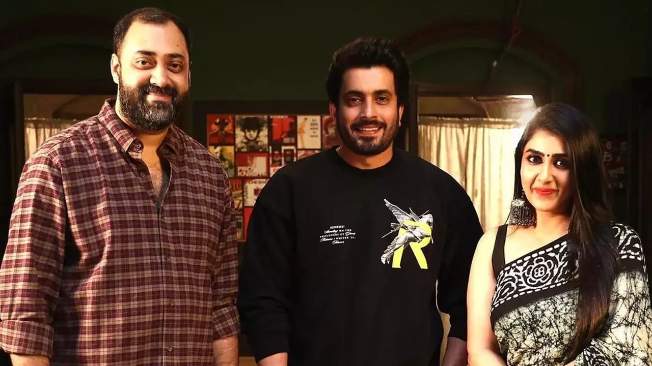 Risky Romeo Movie: सनी सिंह और कृति की फिल्म रिस्की रोमियो की शूटिंग हुई पूरी, खास अंदाज में जश्न मानते दिखे एक्टर और एक्ट्रेस...