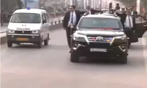 देखें VIDEO: PM मोदी ने एम्बुलेंस के लिए रुकवा दिया अपना काफिला, अब हो रही हर तरफ चर्चा...