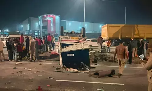 UP Road Accident: उरई में डंपर की टक्कर से लोडर पलटा, परिवार के तीन लोग समेत चार की मौत, कई ग्रामीण घायल