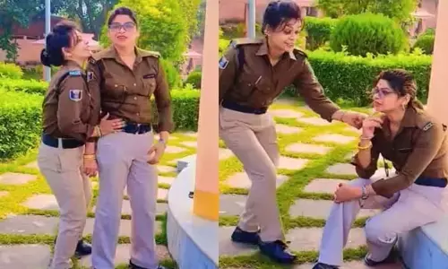 Mahabodhi Temple Reels: प्रसिद्ध मंदिर में 2 महिला पुलिसकर्मियों ने बनाया रील्स, Video वायरल, हुई निलंबित...