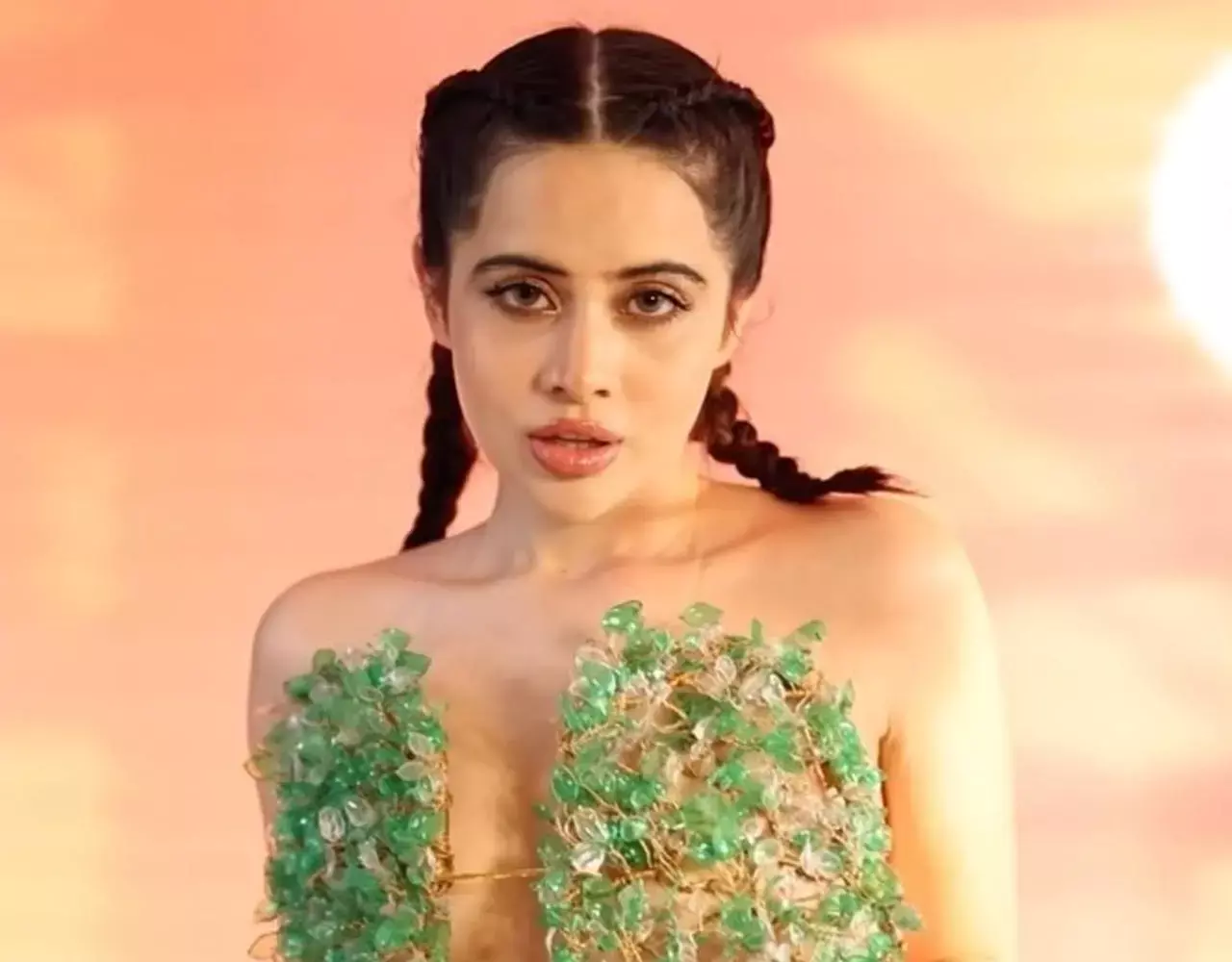 Urfi Javed Video: OMG!... प्लास्टिक बोतल इकट्ठी कर उर्फी ने बनाई ऐसी चमचमाती ड्रेस, वीडियो देख लोग बोले-मैम दिमाग भी बीन...