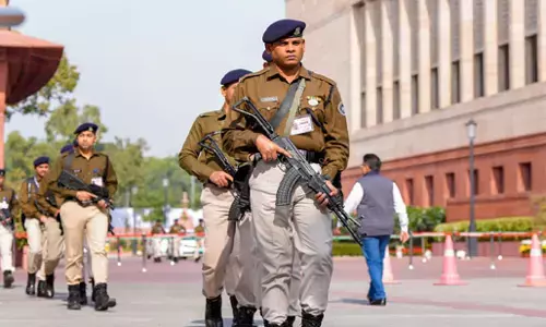 Parliament Security Breach: संसद परिसर की सुरक्षा के लिए CISF को तैनात करेगी सरकार, गृह मंत्रालय ने दिए सर्वे के निर्देश