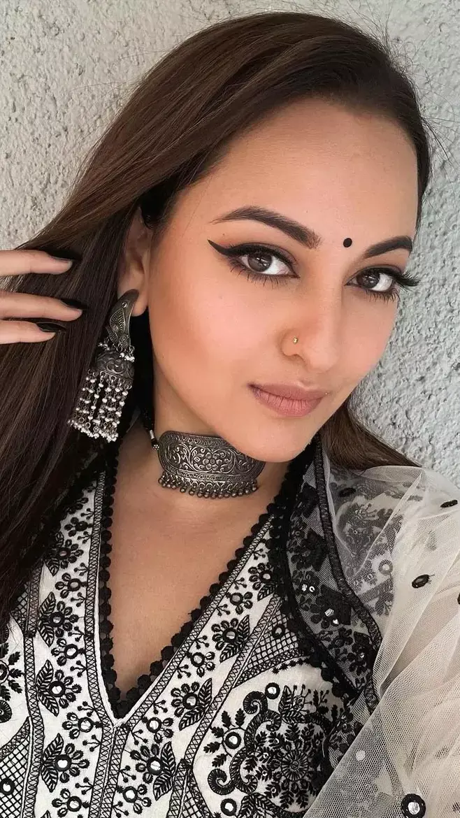 हरियाणा ड्रेस में सोनाक्षी सिन्हा ने जीता फैंस का दिल, सिपंल लुक दिखी बेहद खूबसूरत