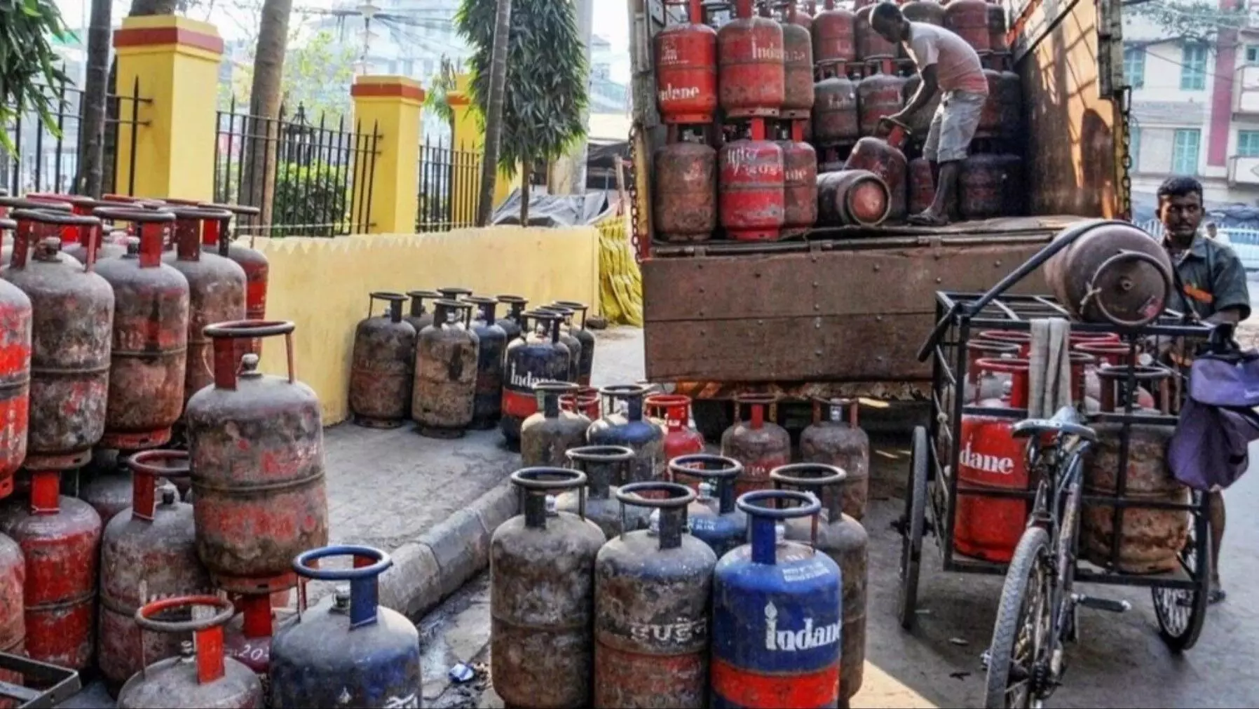 Gas Cylinder Price: गैस सिलेंडर के दाम घटे, जानिए कीतने रूपए हुआ सस्ता, नई कीमतें आज से लागू