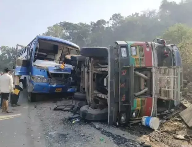 CG Balod News:  दर्दनाक सड़क हादसा, यात्रियों से भरी बस टकराई, तीन की मौत, एक दर्ज यात्री घायल...