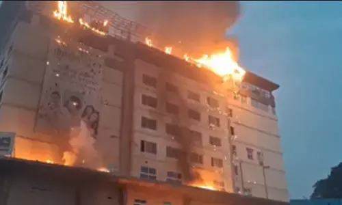 Hyderabad News: हैदराबाद के अस्पताल में लगी भीषण आग, धधकती इमारत में कई मरीजों के फंसे होने की आशंका!