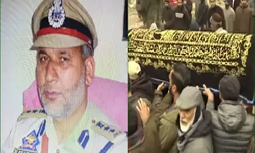 J&K News: नमाज पढ़ते वक्त रिटायर्ड SSP की हत्या, सैकड़ों लोगों ने नम आंखों से दी अंतिम विदाई