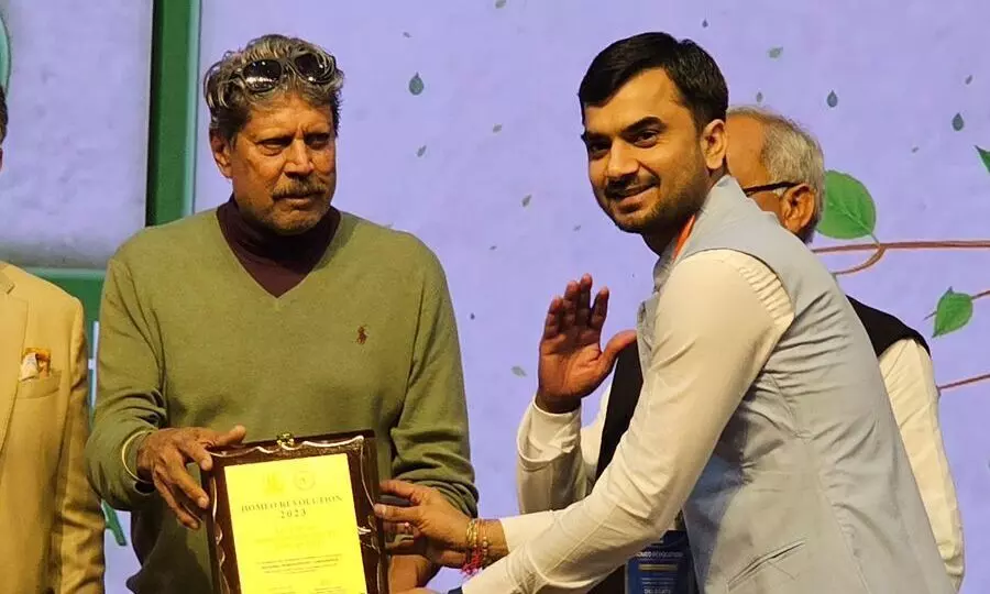 लीजेंड ऑफ़ यूथ आइकॉन अवार्ड से पूर्व भारतीय कप्तान कपिल देव ने किया डॉ उत्कर्ष त्रिवेदी को सम्मानित