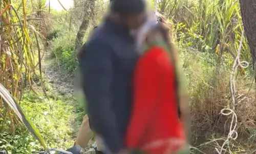 हाथ में सिन्दूर और मंगलसूत्र लेकर एक साथ फांसी के फंदे पर झूल गया प्रेमी जोड़ा