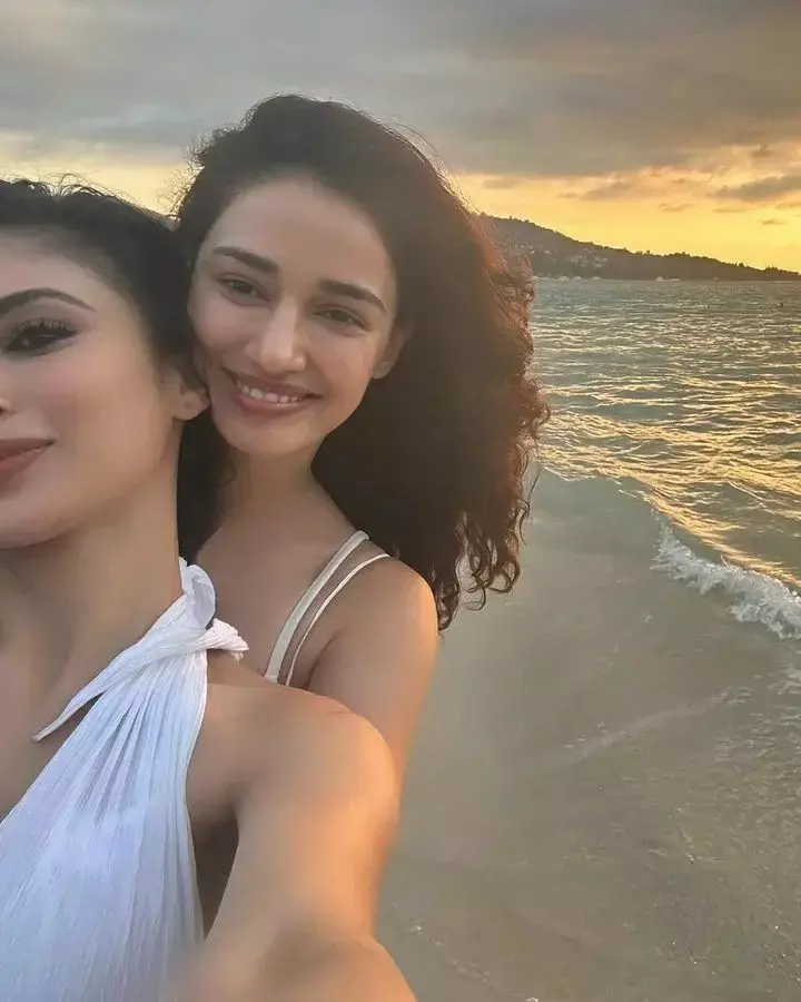 Mouni And Disha Photos:दिशा और मौनी के बिकिनी लुक पर अटकी सबकी नजर,देखिये वीडियो...