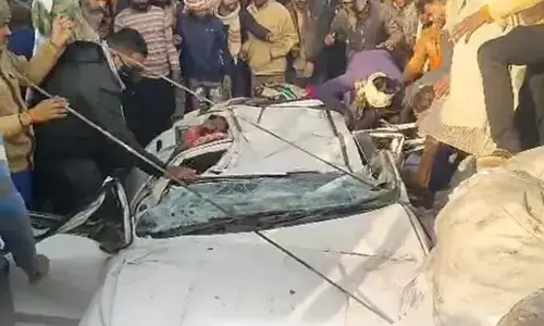 Madhya Pradesh News: मध्य प्रदेश में भीषण सड़क हादसा, कार के ऊपर पलट गया ट्रक, चार लोगों की मौत