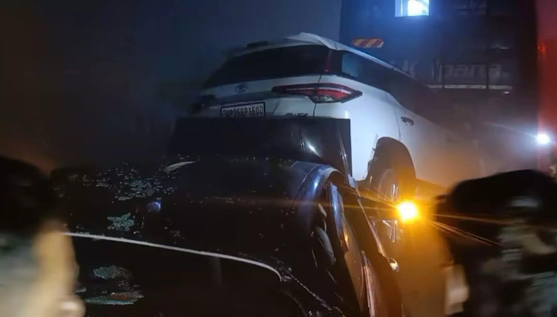 Agra National Highway Accident: आगरा नेशनल हाइवे पर टकराई 20 से ज्यादा गाड़ियां, एक की मौत- कई घायल Agra National Highway Accident: आगरा नेशनल हाइवे पर टकराई 20 से ज्यादा गाड़ियां, एक की मौत- कई घायल