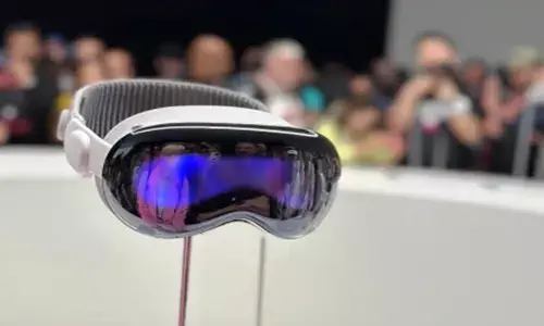 apple mixed reality: 3,499 डॉलर के एप्पल विजन प्रो हेडसेट के जनवरी के आखिर में बाजार में आने की संभावना