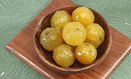Amla khane ke fayde: सर्दी के मौसम में आंवला खाने के फायदे है गजब के, रुकेगा हेयरफॉल, बढ़ेगी इम्युनिटी, जानिए किस तरह करें आंवला का सेवन