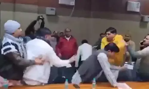 Uttar Pradesh News: शामली नगर पालिका की बैठक में मचा हंगामा, चले लात - घूंसे, देखिये वीडियो