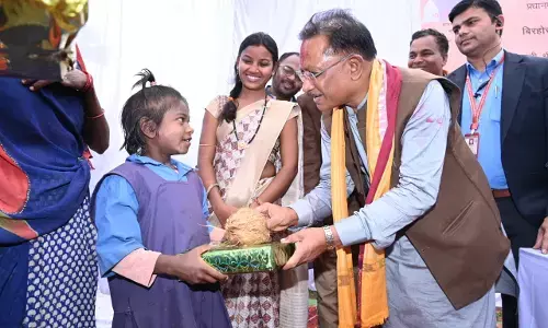 CM Vishnudeo Sai: जब बिरहोर बच्ची ने दिल जीत लिया CM विष्णु देव का कहा, बड़ी होकर बनूंगी स्कूल की मैडम, मुख्यमंत्री बोले, शाबाश...