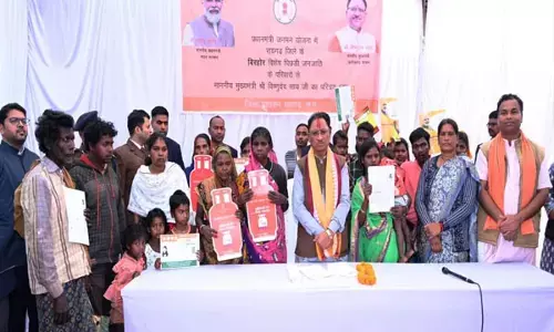 CM Vishnu Dev Sai: मुख्यमंत्री के हाथों 60 साल की नान्हीबाई को मिला उज्जवला गैस कनेक्शन
