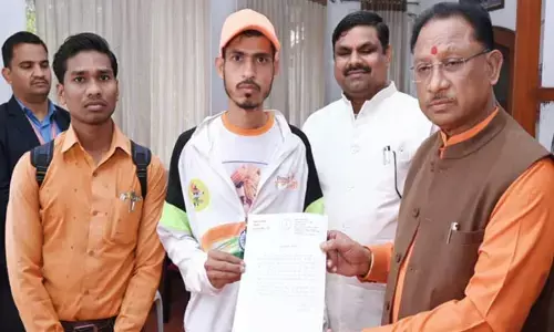 CM Vishnu Deo Sai- उलटे पाँव से भारत भ्रमण, CM साय से भारत यात्री मेहुल ने की मुलाकात, डोंगरगढ़ से उलटे पाँव निकले हैं भारत भ्रमण के लिए...