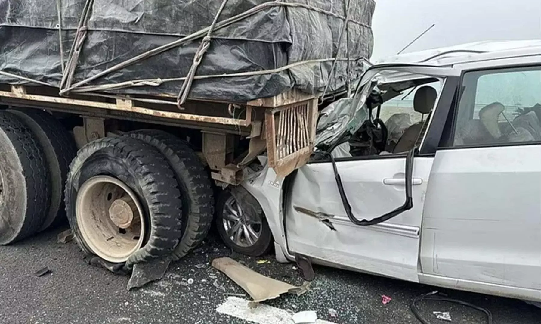 Mandsaur Accident: घने कोहरे के कारण भीषण सड़क हादसा, खड़े ट्रेलर में पीछे से जा घुसी कार, दो महिलाओं की मौत, चार घायल