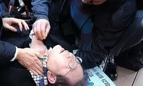 VIDEO- पूर्व राष्‍ट्रपत‍ि उम्‍मीदवार की गर्दन पर चाकू से हमला, गंभीर हालत में लाए गए अस्पताल...