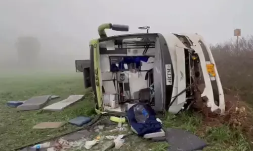 MP News: रायसेन में भीषण सड़क हादसा, रोड से 15 फीट नीचे गिरी बस, 19 लोग घायल