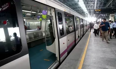 Bengaluru News: गिरा हुआ फोन लेने मेट्रो ट्रैक पर कूदी महिला, इसके बाद ये हुआ...