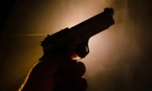 Bihar News: पटना में बेखौफ अपराधी, बीच सड़क युवक पर बरसाई गोलियां, हवा में गन लहराते फरार