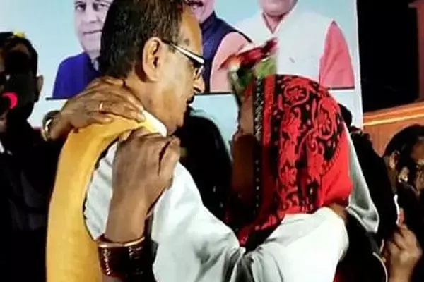 Madhya Pradesh News: पूर्व मुख्यमंत्री शिवराज सिंह चौहान हुए भावुक, लाड़ली बहनों के भी छलके आंसू