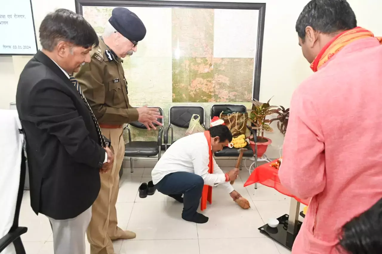 Chhattisgarh News: पुलिस मुख्‍यालय में विराजे बजरंगबली: नारियल फोड़कर गृह मंत्री विजय शर्मा ने की बैठक की शुरुआत