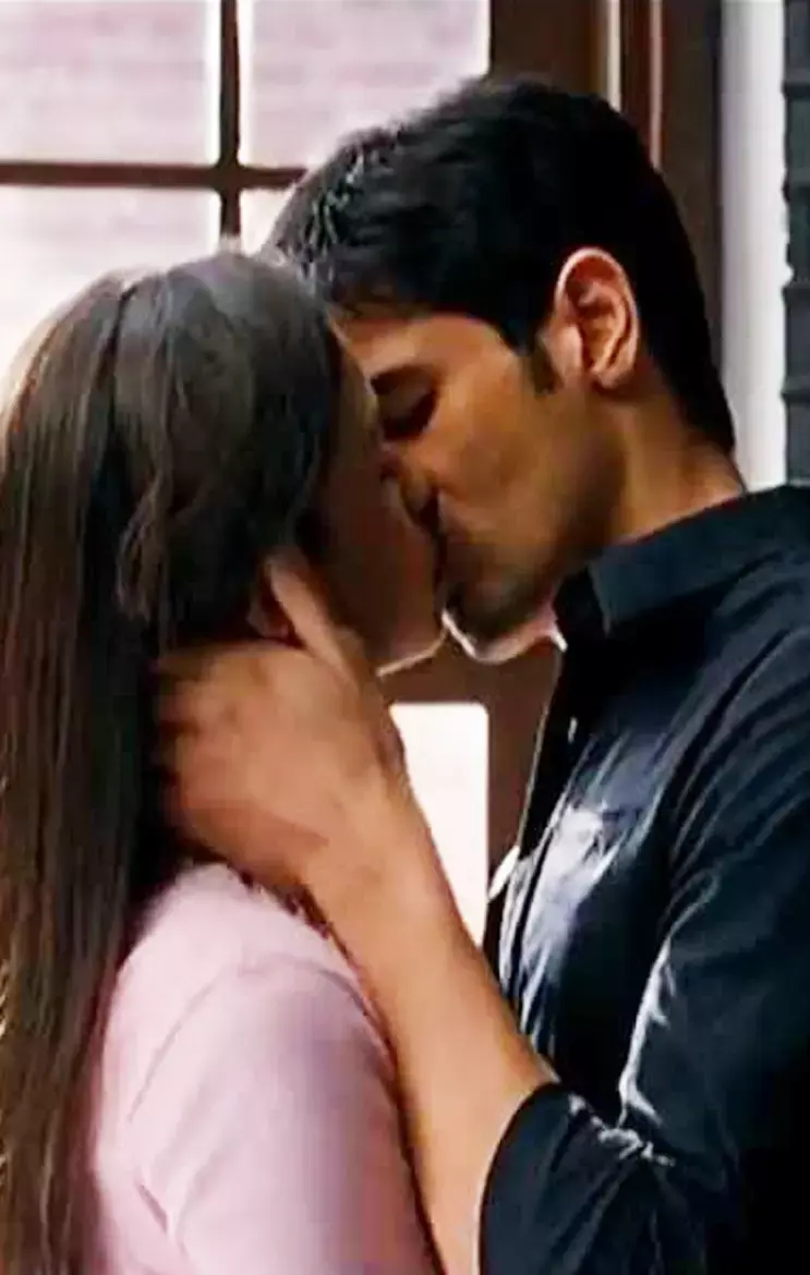 कौन है ये 10 बोल्ड और खूबसूरत हसीनाए, जिसने कच्ची उम्र में किया Lip Lock, लिस्ट में शामिल आलिया से लेकर सुहाना...