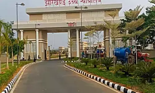 Jharkhand News : बच्ची का लगातार पीछा करना, घूरना या जबरन बात करना भी यौन अपराध : झारखंड हाईकोर्ट