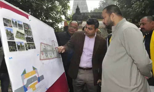 Bihar News: तेजस्वी यादव ने बोधगया पहुंचकर दलाई लामा से लिया आशीर्वाद, टूर ऑपरेटर्स के साथ पर्यटन नीति पर की चर्चा