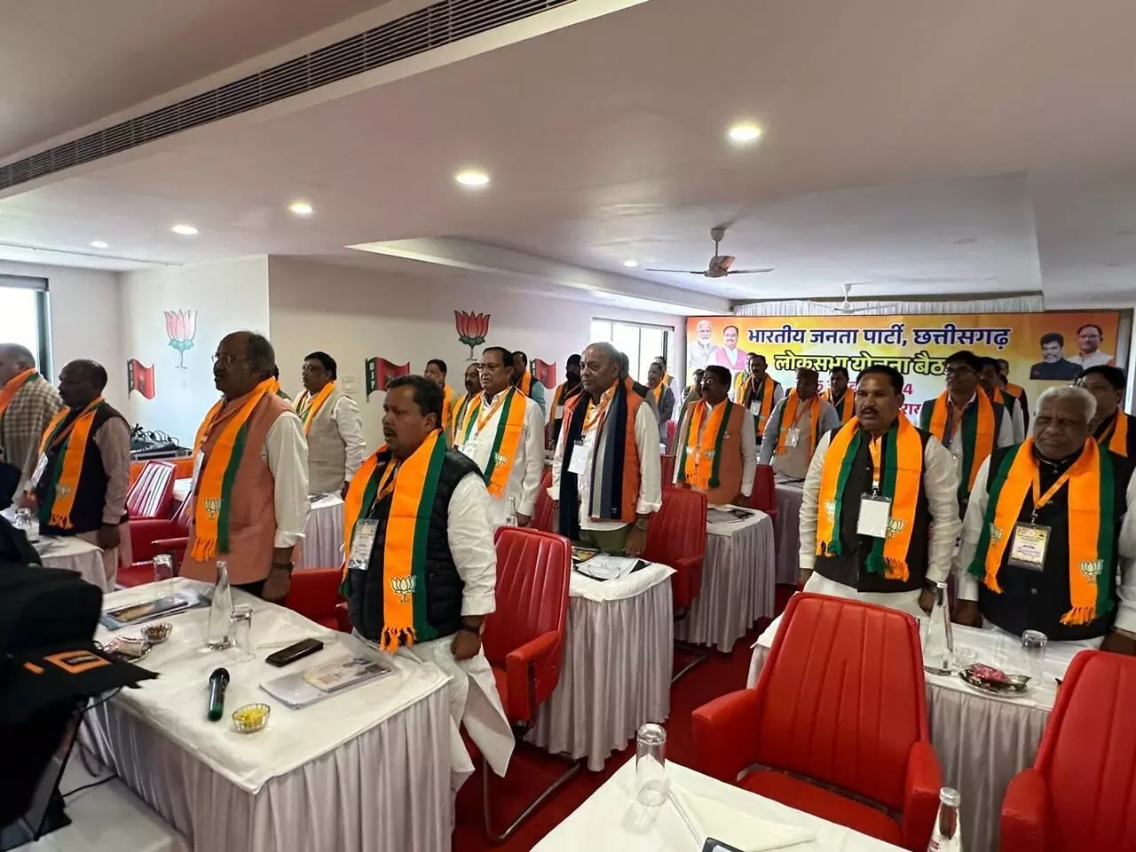 जैनम मानस भवन, रायपुर में आज भारतीय जनता पार्टी छत्तीसगढ़ के वरिष्ठ पदाधिकारियों द्वारा आगामी लोकसभा चुनाव के सन्दर्भ में लोकसभा योजना बैठक का आयोजन किया गया। बैठक में सभी वरिष्ठों द्वारा आगामी लोकसभा चुनाव की कार्ययोजनाओं पर चर्चा की गई।